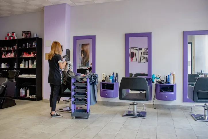 Carrito de varios nivees en salón de belleza