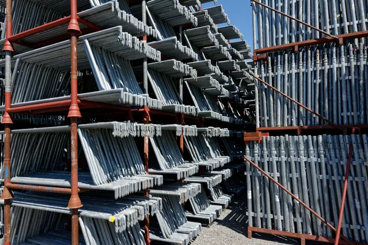 gran almacén con materiales de construcción