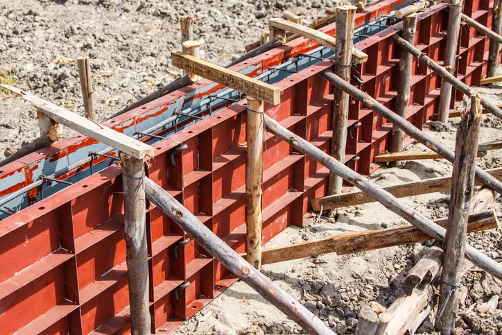 Marco metálico de refuerzo para el vertido de hormigón en el sitio de construcción