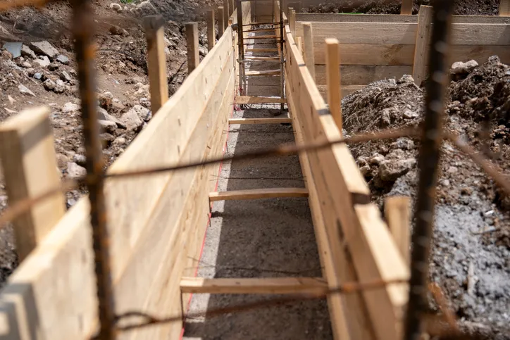 Preparación del encofrado de cimentación para el vertido de hormigón de escombros