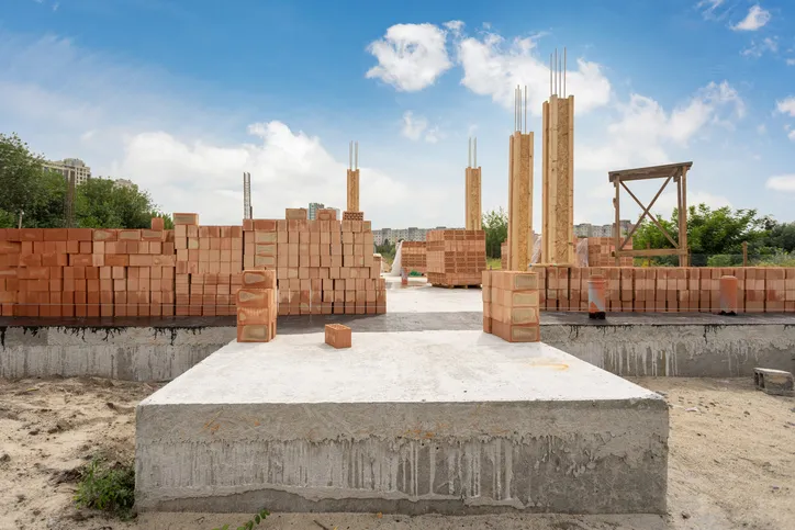 Cimbra de madera utilizada en la construcción de columnas y castillos