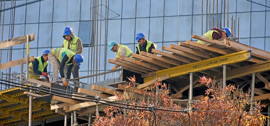 Trabajadores de la construcción colocando la cimbra para muros y techo 