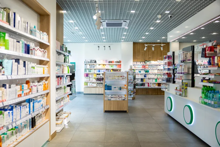  farmacia con varios estantes con medicamento