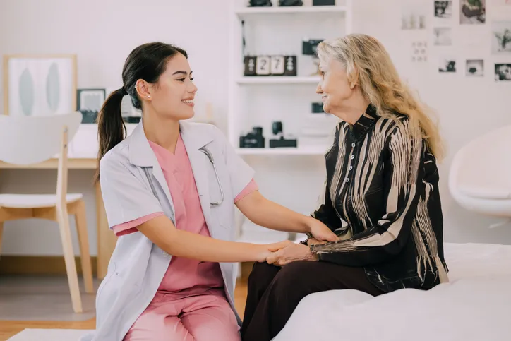 Médico profesional explicando la receta a un paciente mayor