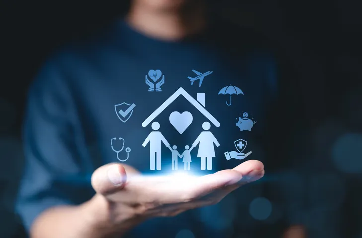 Concepto de seguro de salud familiar. Una mano que presenta íconos brillantes que representan el seguro de salud familiar