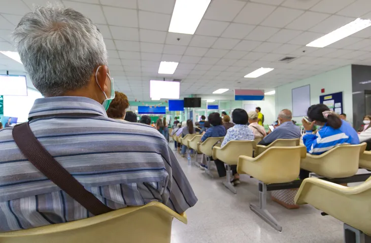 Los pacientes estaban sentados en la sala de espera para recibir tratamiento de un médico en el Hospital