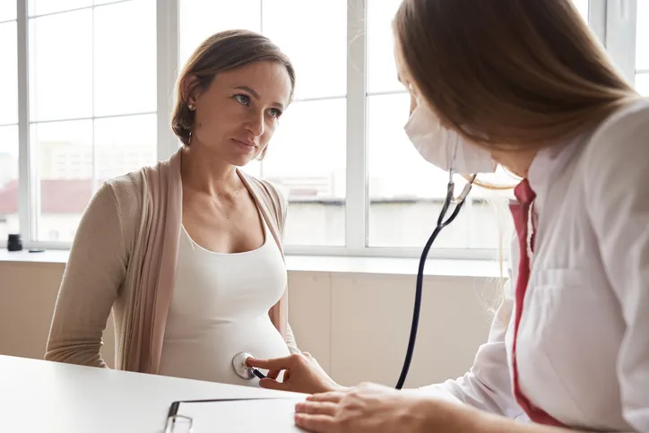 Mujer embarazada visita al médico en la clinica