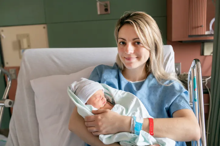 Madre con su bebé recién nacido en el hospital un día después de un parto natura