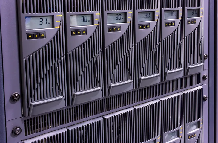 Panel de UPS en centro de datos
