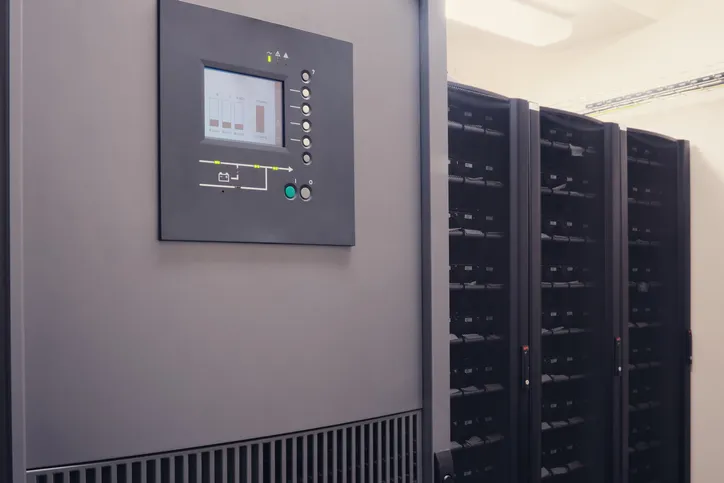 En la sala de servidores, la batería del SAI está conectada a un sistema de alimentación de emergencia.