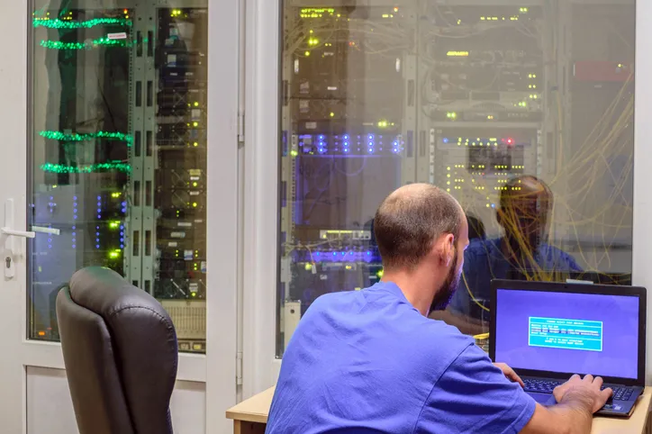 Técnico en centro de datos de un gran laboratorio de anállisis clínicos. 