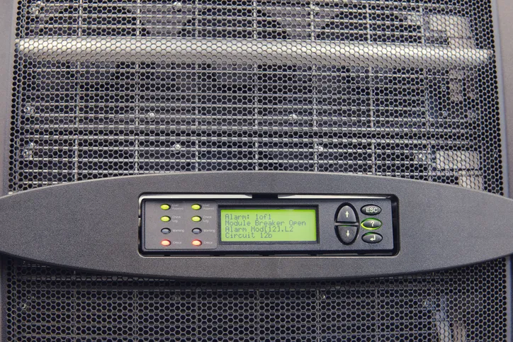 Panel de control con módulo de alarma del sistema de alimentación ininterrumpida (UPS) en la sala de servidores.