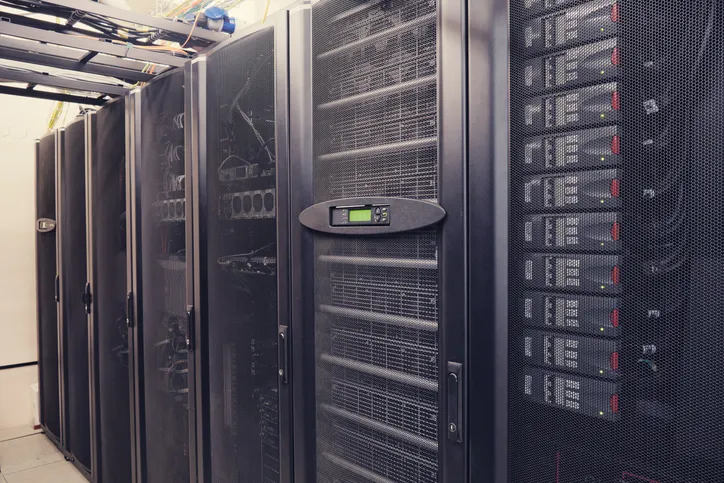 En la sala de servidores, la batería del SAI está conectada a un sistema de alimentación de emergencia.