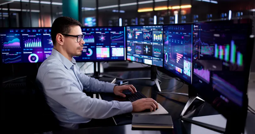 Ingeniero en TI monitoreando diversos indicadores de la red