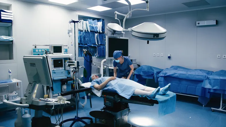 Quirófano moderno equipado con tecnología médica avanzada.que requieren sistemas UPS para funcionamiento continuo