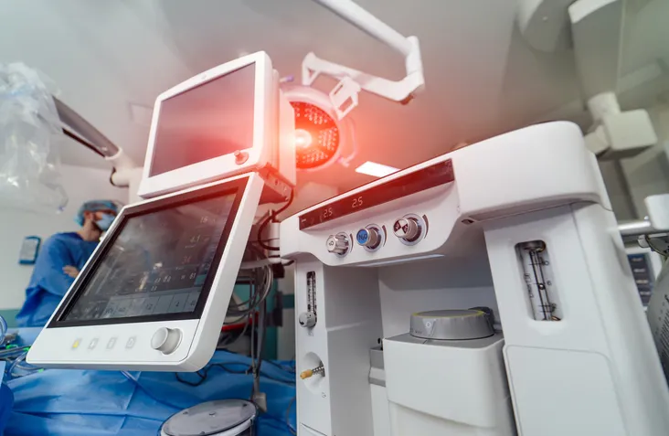 Tecnologías de emergencia sanitaria. Equipos modernos de neurocirugía en el hospital que requieren sistemas UPS 