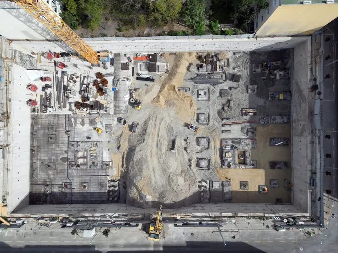 Sitio de construcción con vista aérea con un pozo de cimentación de nuevo rascacielos timelapse