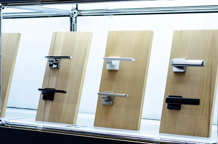 Manijas de puertas a la venta en la tienda 