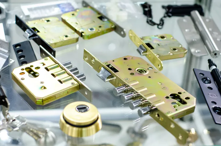 Cerraduras de la puerta a la venta en la tienda. Cerraduras mortise y cerraduras de cilindro