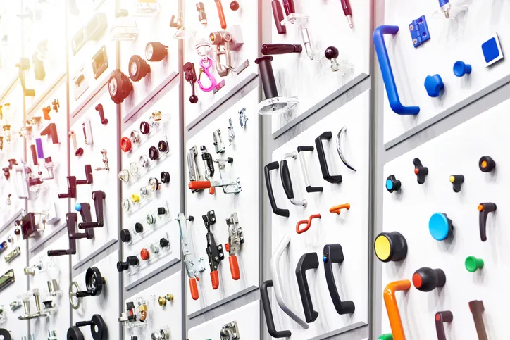 Herrajes, bisagras, manijas y accesorios