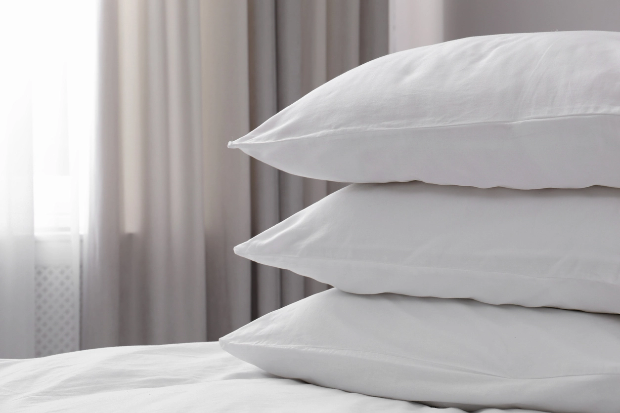 Almohadas blancas y suaves en la cama. 