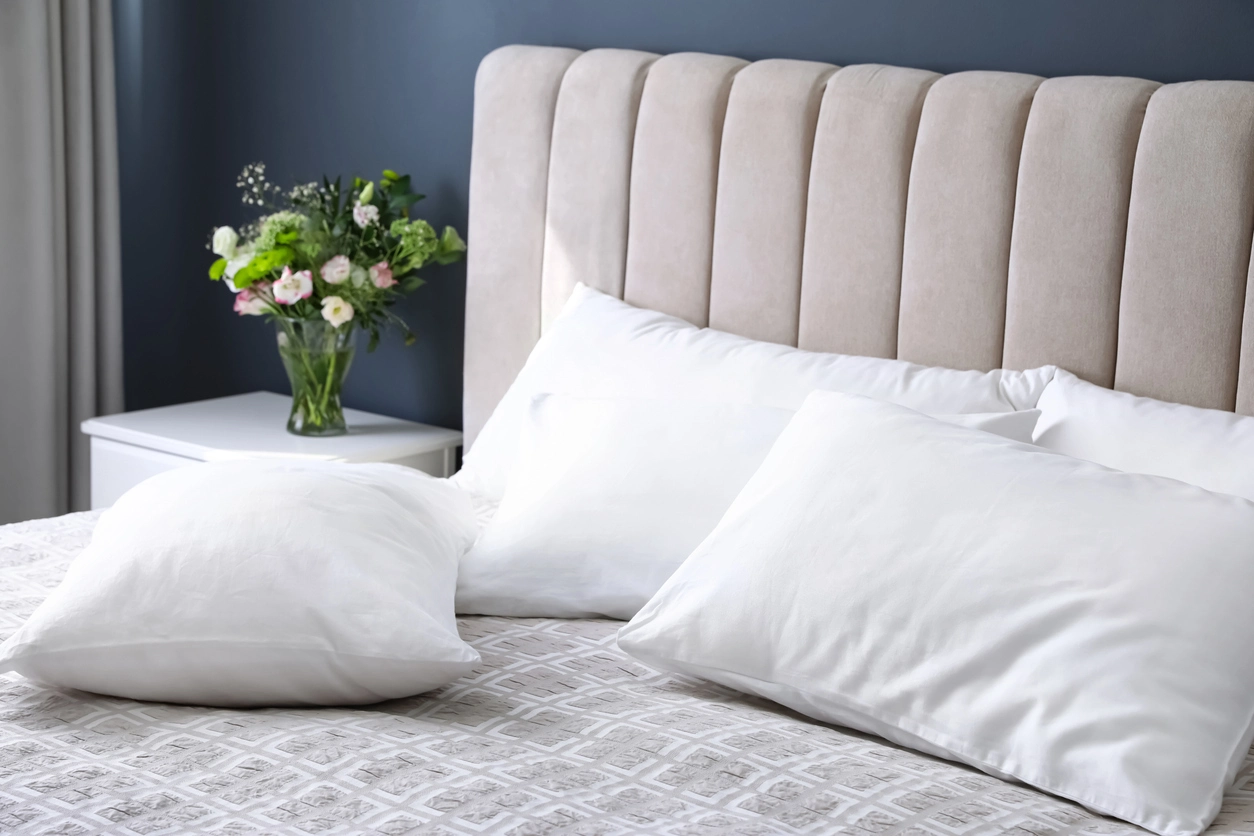 Cama cómoda con almohadas suaves en el interior, primer plano