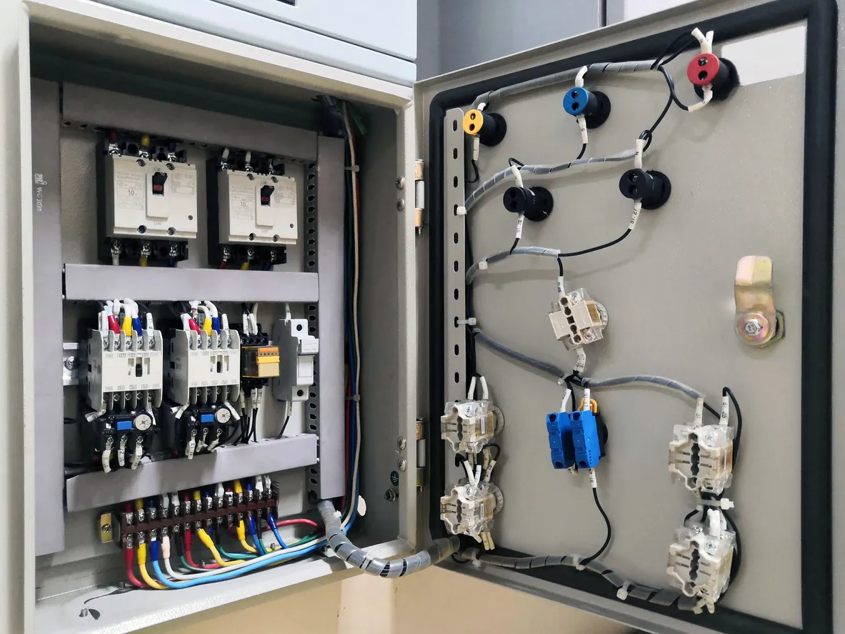 Conector eléctrico en líneas eléctricas. Gabinete eléctrico industrial, tablero de control de interruptores
