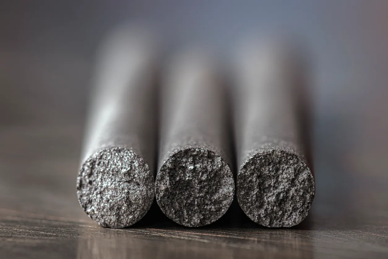 Materia prima de carbono y grafito en forma granular utilizada en la industria metalúrgica