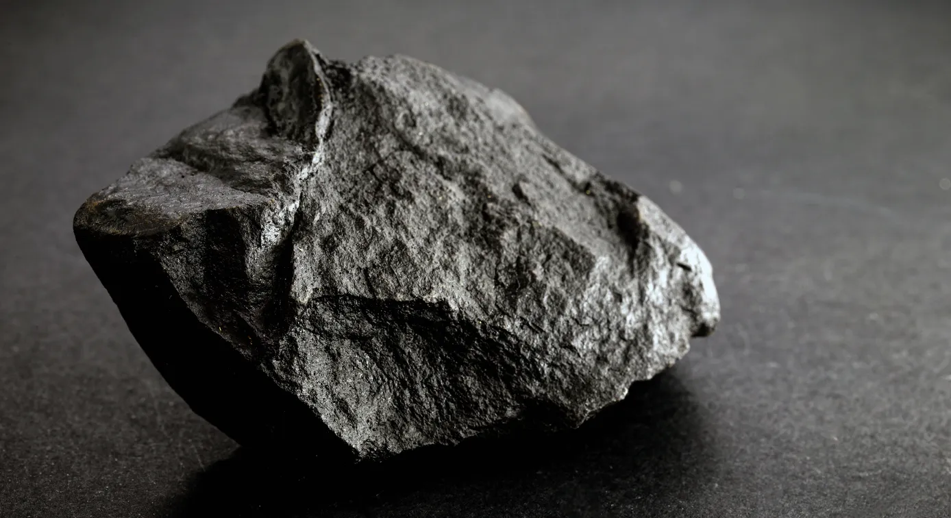 El mineral de grafito, también llamado plomo negro, el grafito tiene múltiples e importantes aplicaciones industriales