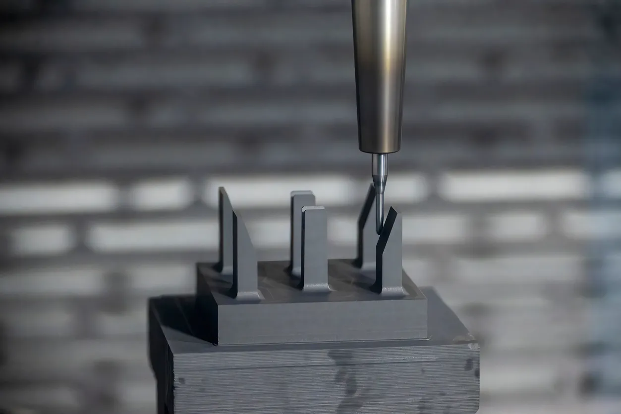 La fresadora CNC corta las piezas del electrodo de grafito.
