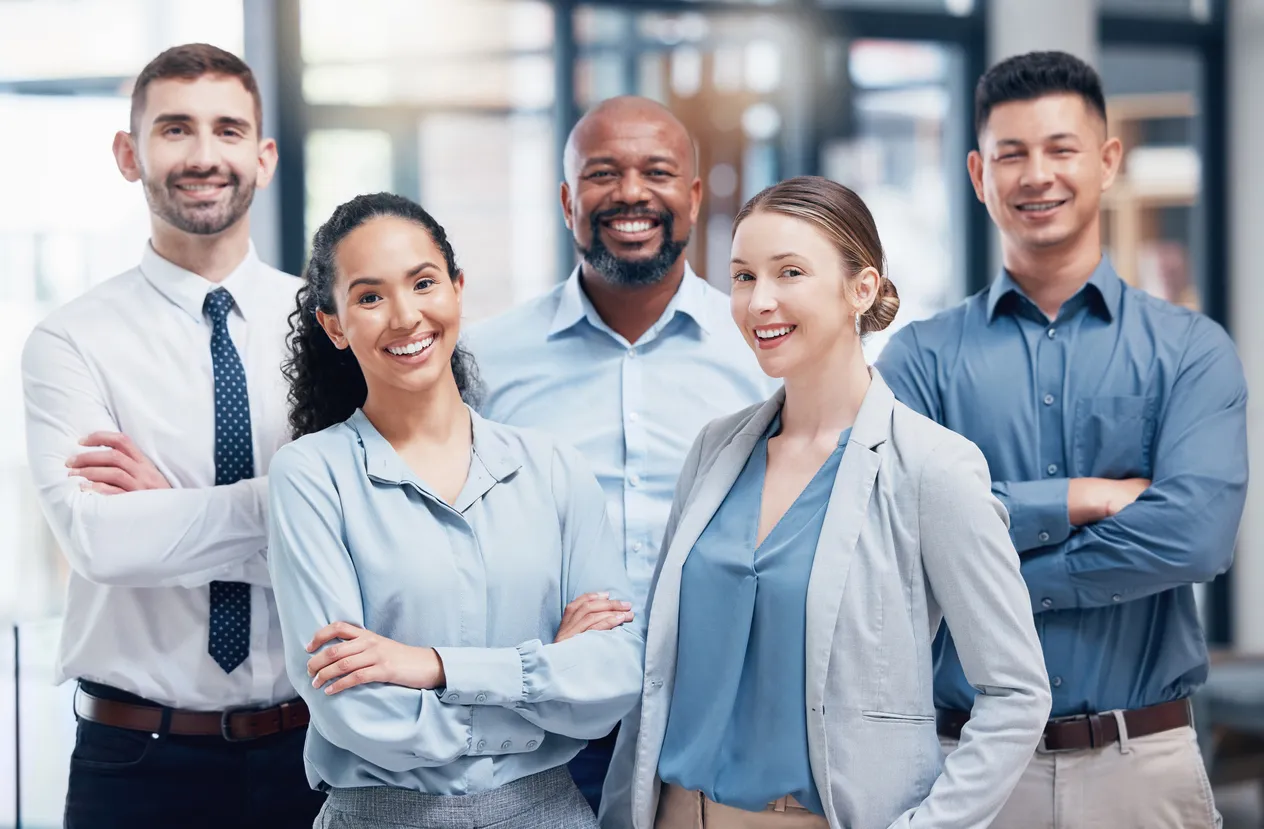 Hombres y mujeres con ropa formal corporativa. 
