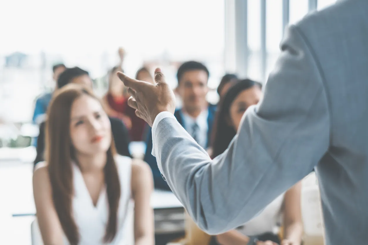 persona dando capacitación a varias personas 