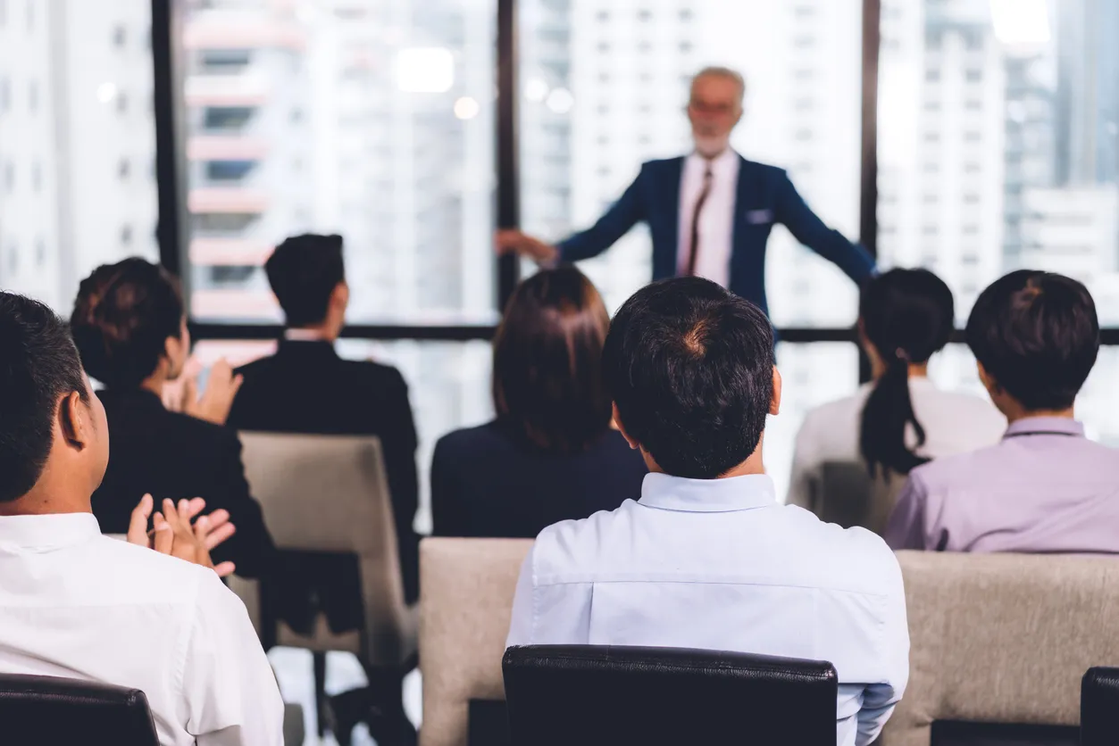 Capacitador dando su curso a agentes de seguros que desean especializarse y mejorar sus ventas