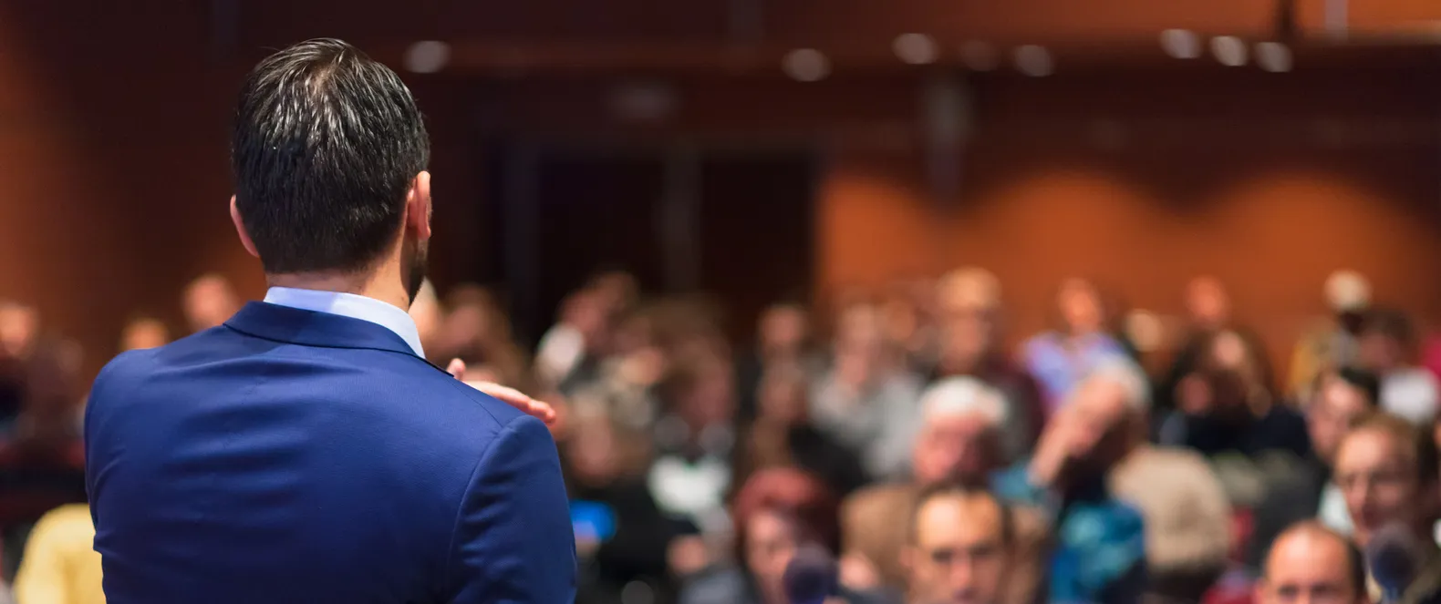 Capacitador experimetado dando curso a gerentes comerciales de venta de seguros