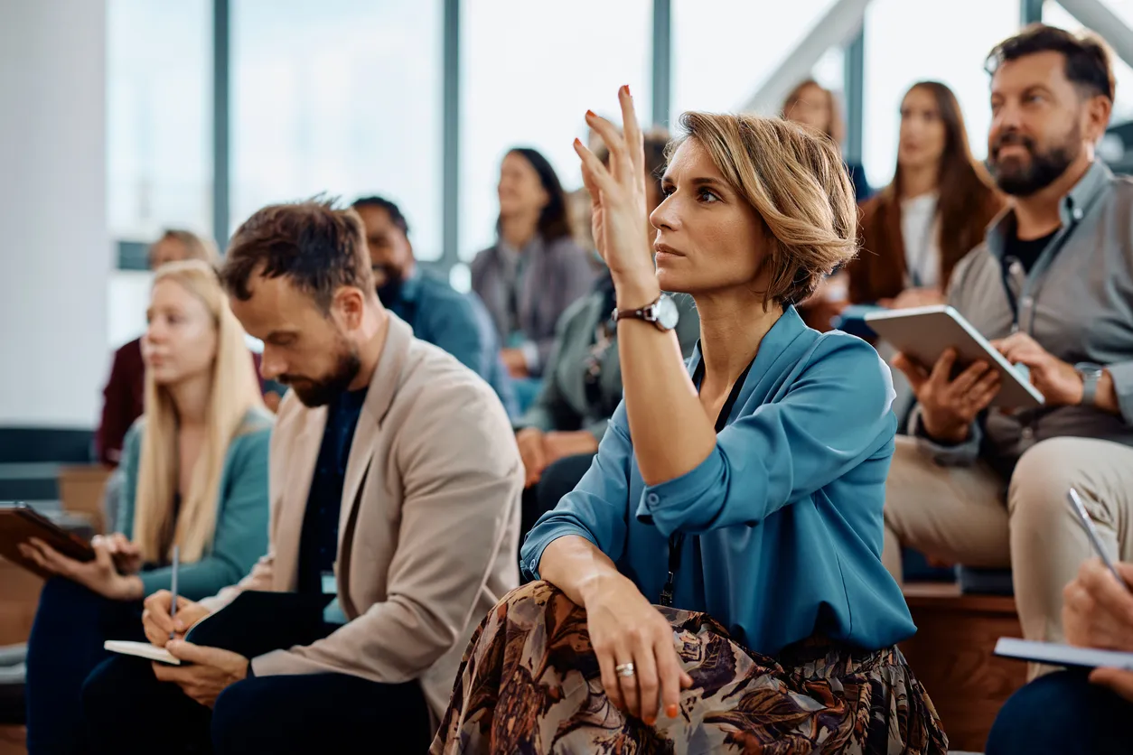 varias personas recibiendo capacitación como agentes de seguros