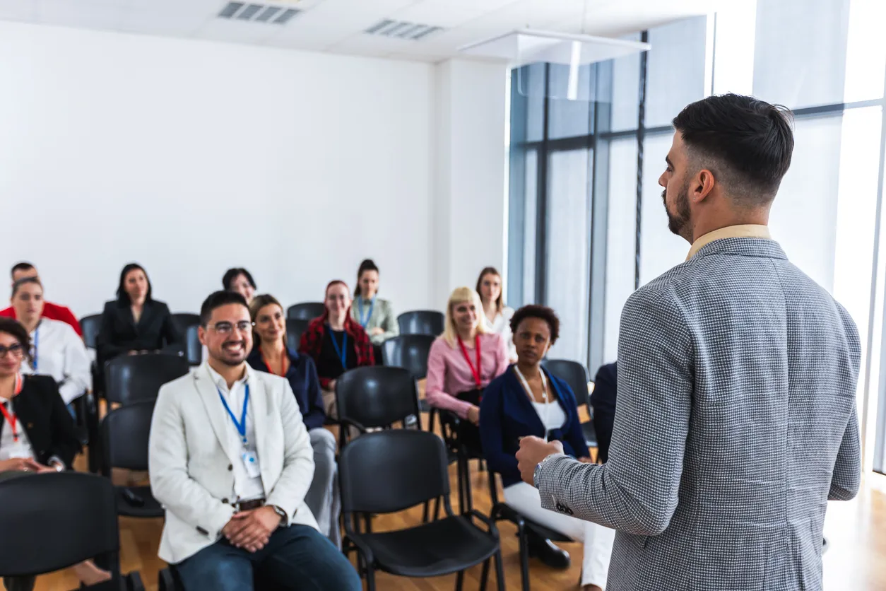 Personal comercial recibiendo capacitaciñon 