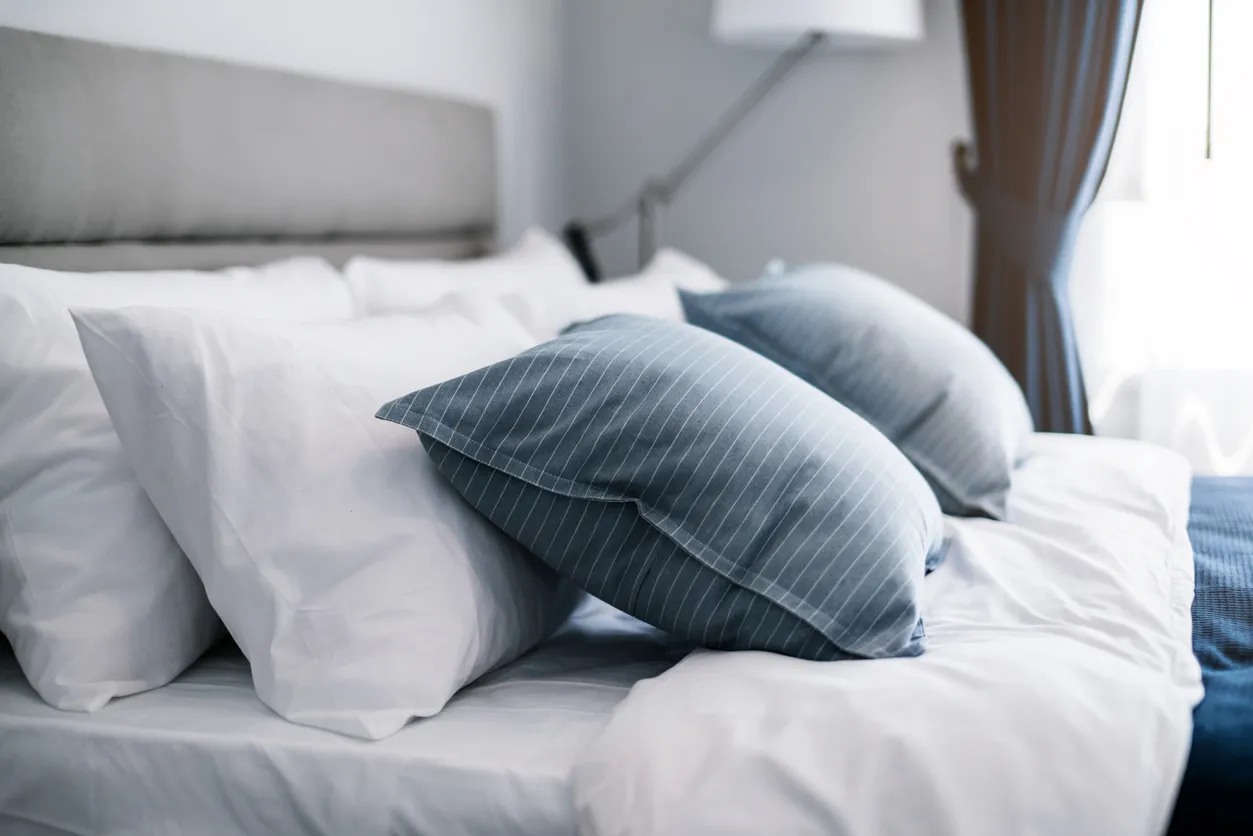 Cama con almohadas blancos limpio y ropa de cama en recamara