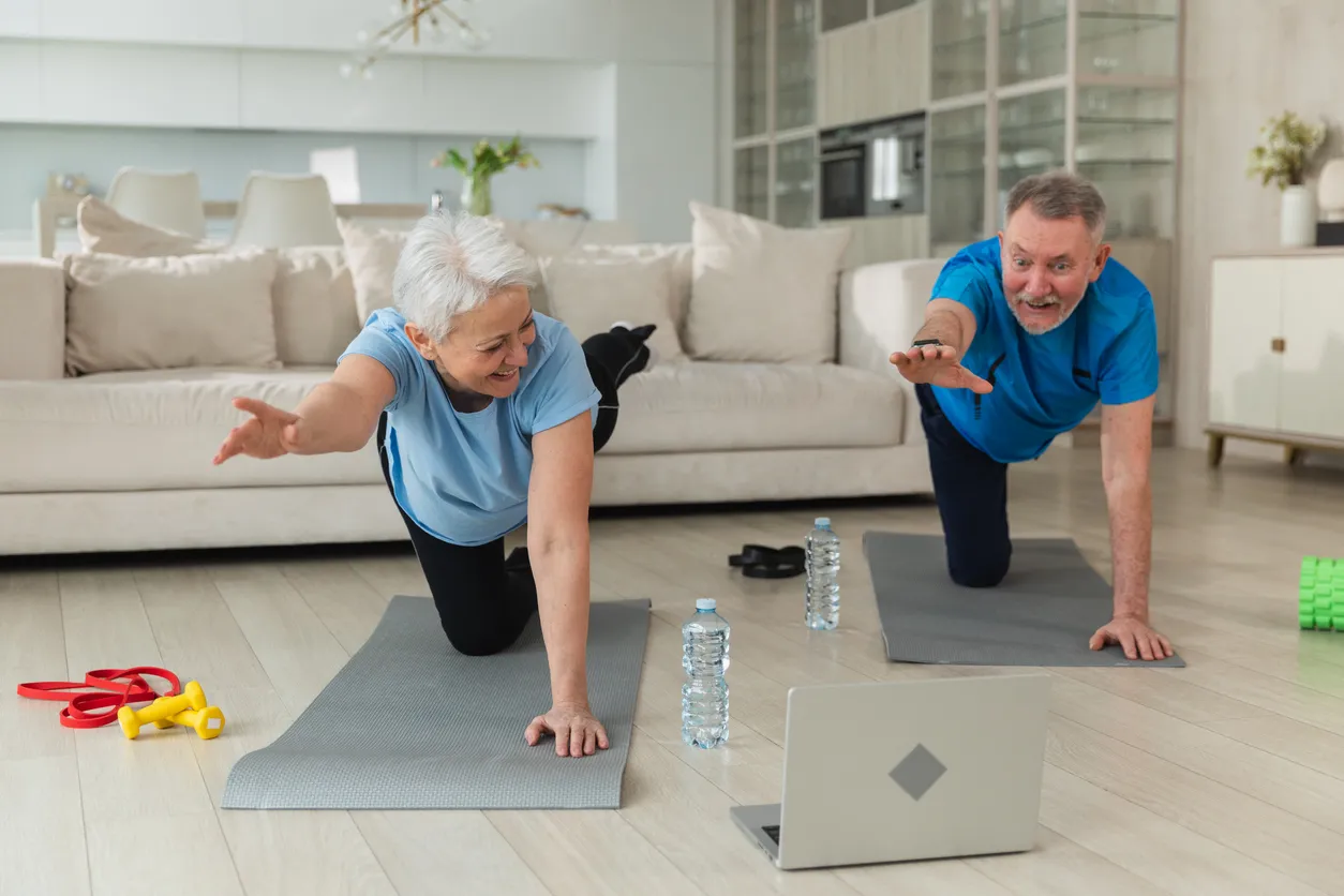 entrenador personal con mujer adulta realizando ejercicio en casa 
