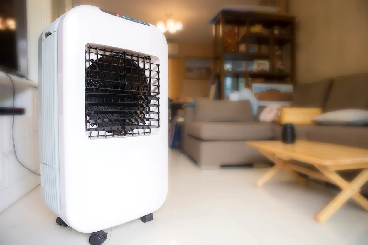 Enfriador de aire evaporativo colocado en la sala de estar