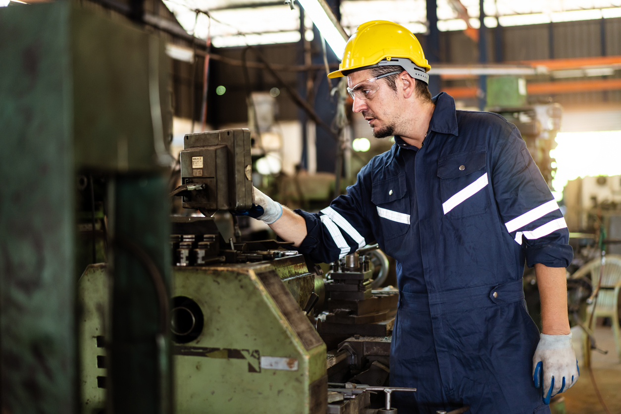 Encuentra camisa con reflejante y uniformes de trabajo 