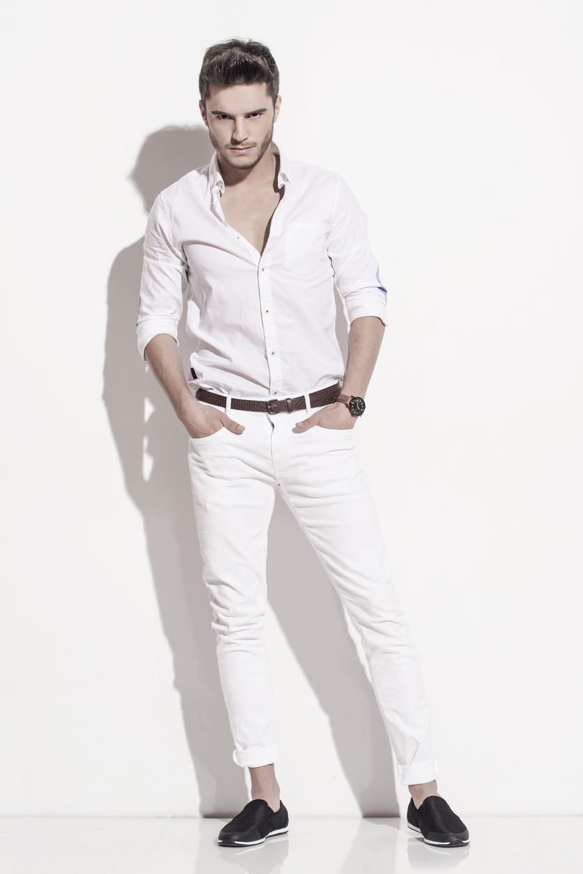 Encuentra pantalon blanco hombre