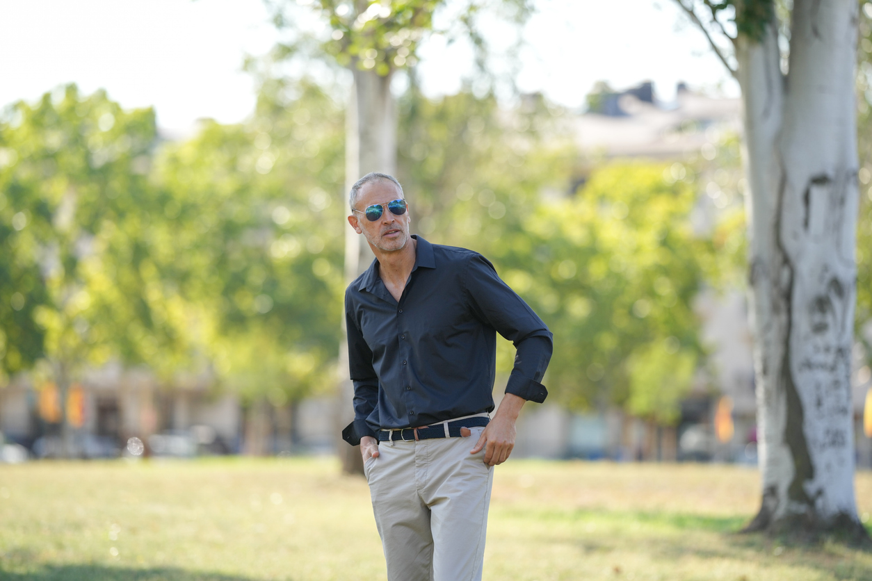 Pantalon gris con camisa negra para empresas y trabajo
