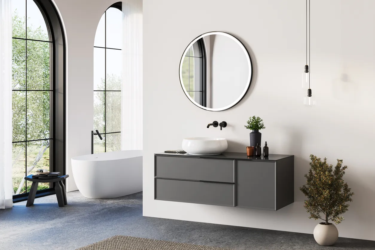 Interior de baño moderno con bañera blanca y gabinete flotante para baño elegante, paredes blancas, piso de concreto