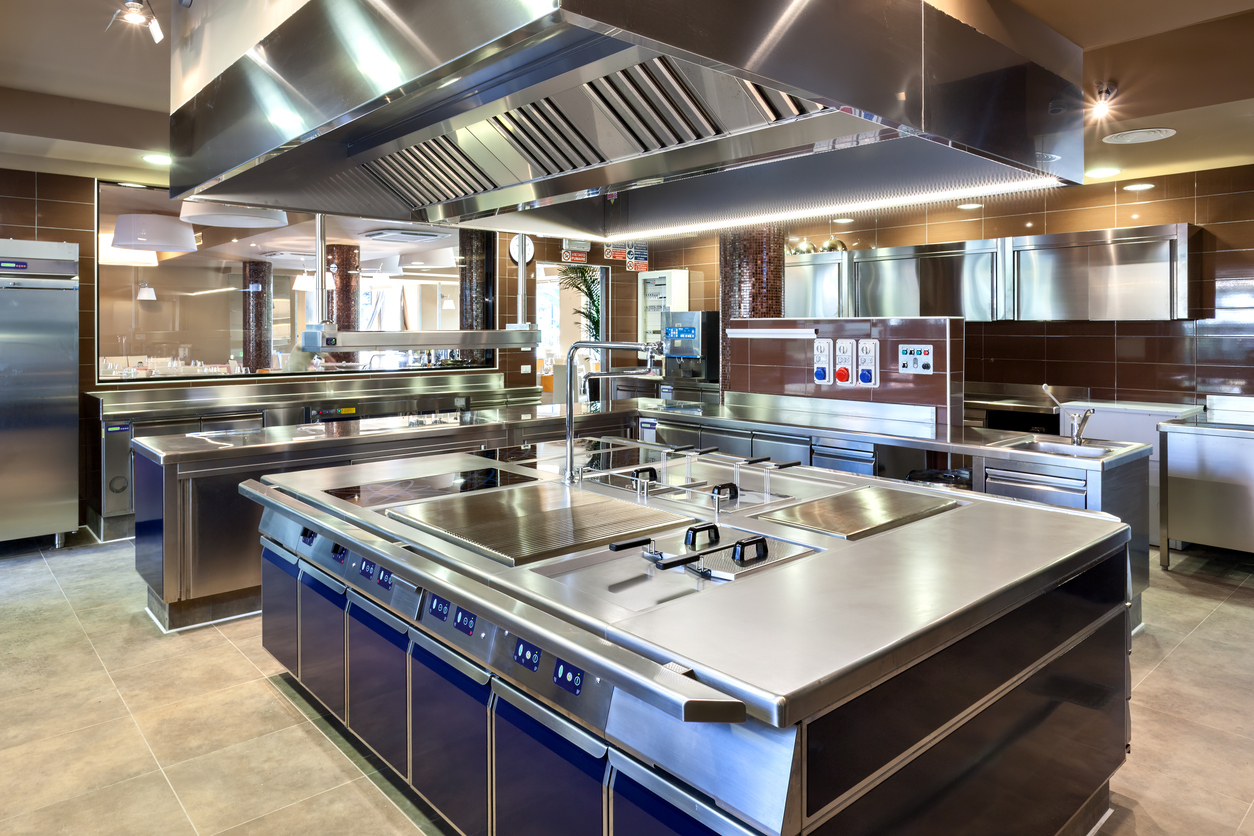 Cocina industrial que se limpia con desengransante 