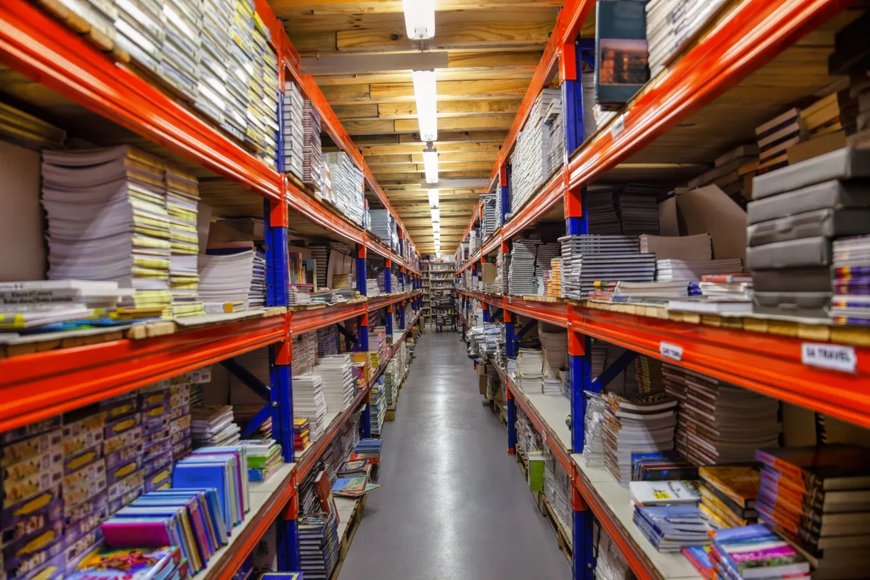 Pasillo con multiples artículos de papelería en una tienda mayorista