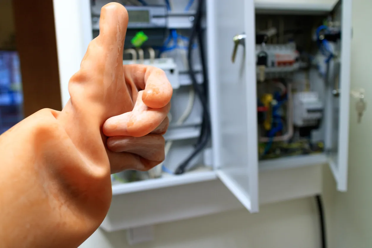 mano de un hombre especialista en limpieza de sistemas electricos 