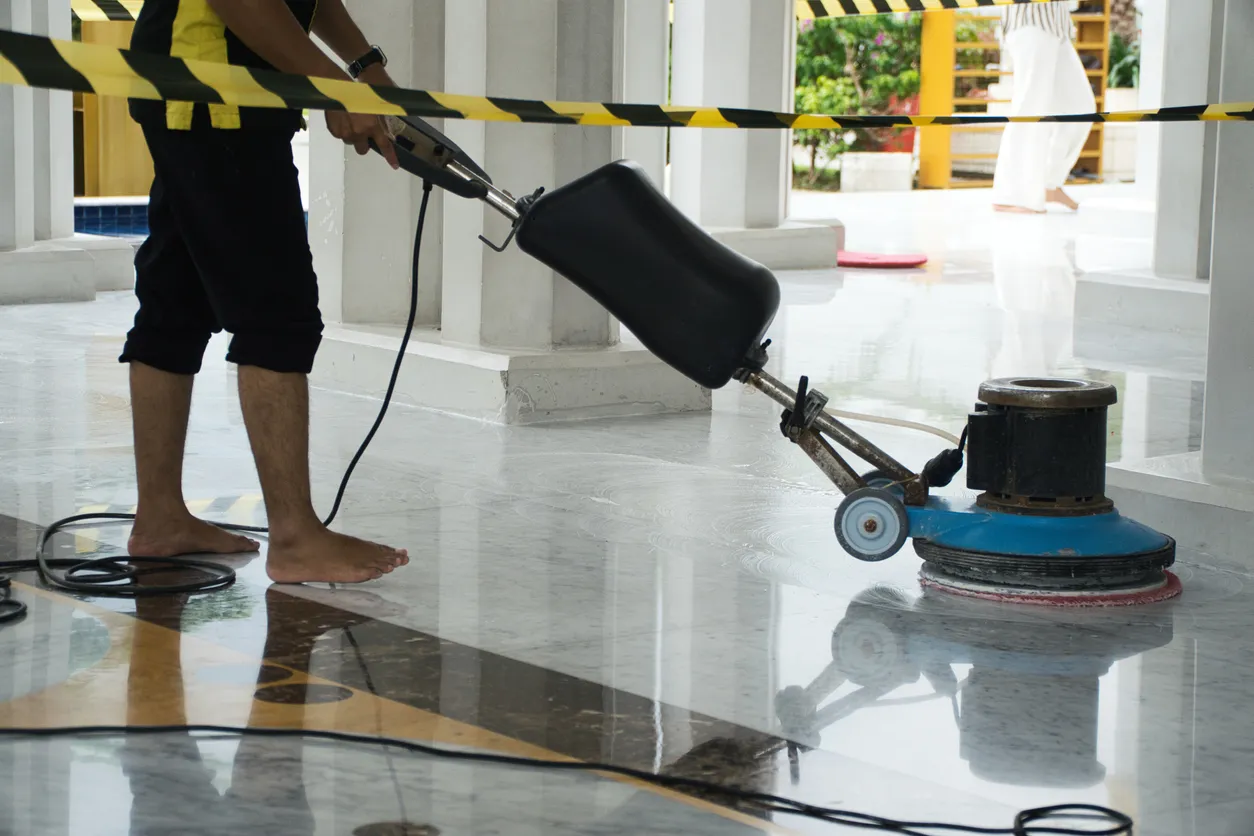 Persona realizando limpieza en el loby de un hotel