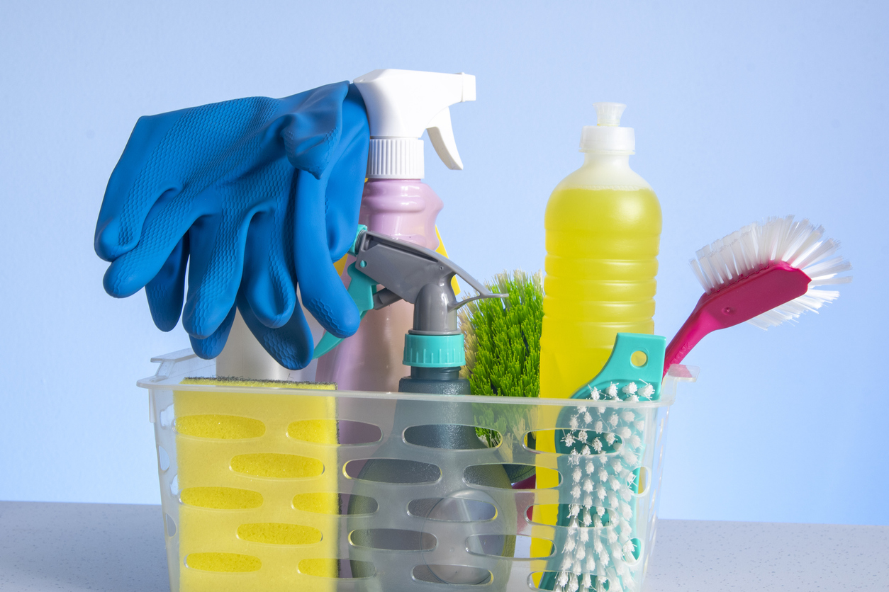 Productos de limpieza en una cubeta de plástico