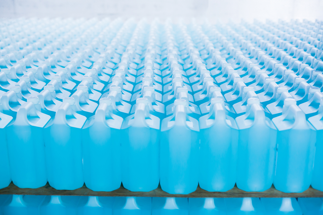 Productos de limpieza concentrados para diluir en fila listos para distribución