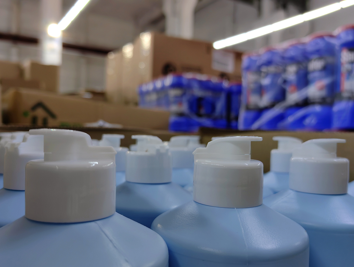 Detergentes y productos líquidos de limpieza para  el hogar en el almacén de unsupermercado